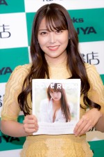 1st写真集『LOVE RUSH』刊行記念お渡し会に登場した白間美瑠