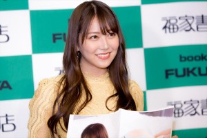 1st写真集『LOVE RUSH』刊行記念お渡し会に登場した白間美瑠