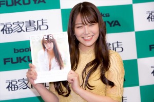1st写真集『LOVE RUSH』刊行記念お渡し会に登場した白間美瑠