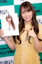 1st写真集『LOVE RUSH』刊行記念お渡し会に登場した白間美瑠