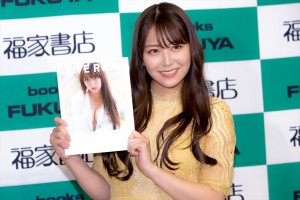 1st写真集『LOVE RUSH』刊行記念お渡し会に登場した白間美瑠