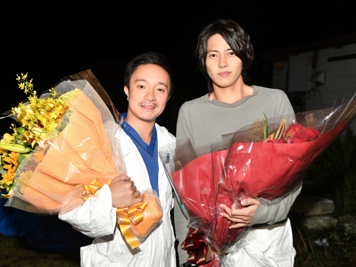 (左から)金曜ドラマ『インハンド』オールアップを迎えた濱田岳、山下智久