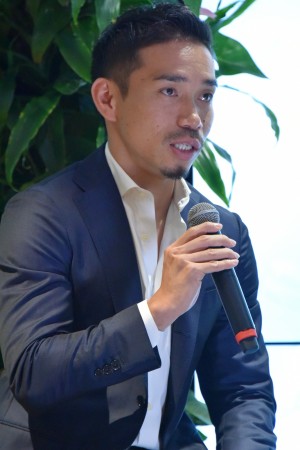 自身のプロデュースした食事法「FAT ADAPT」発表会に登場した長友佑都