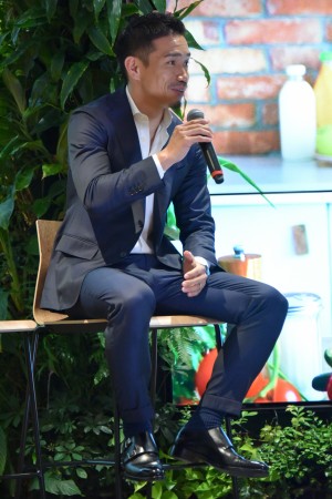 自身のプロデュースした食事法「FAT ADAPT」発表会に登場した長友佑都