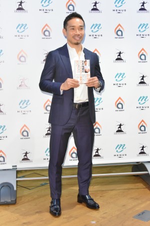 自身のプロデュースした食事法「FAT ADAPT」発表会に登場した長友佑都