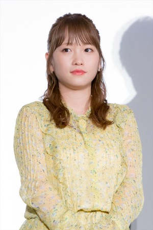 『きみと、波にのれたら』初日舞台挨拶に登場した川栄李奈