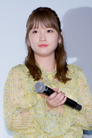 『きみと、波にのれたら』初日舞台挨拶に登場した川栄李奈