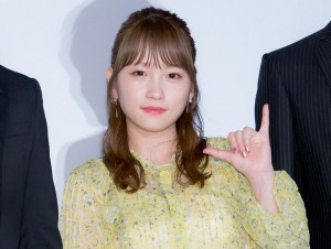 『きみと、波にのれたら』初日舞台挨拶に登場した川栄李奈