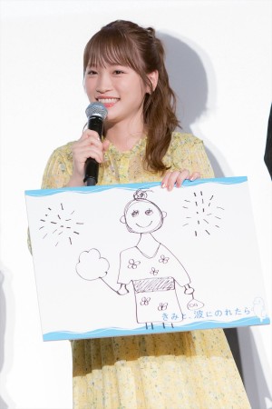 『きみと、波にのれたら』初日舞台挨拶に登場した川栄李奈