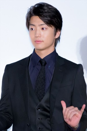 『きみと、波にのれたら』初日舞台挨拶に登場した伊藤健太郎