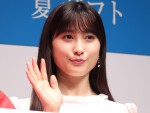 【写真】土屋太鳳、美しい肩があらわになったブラックドレス姿