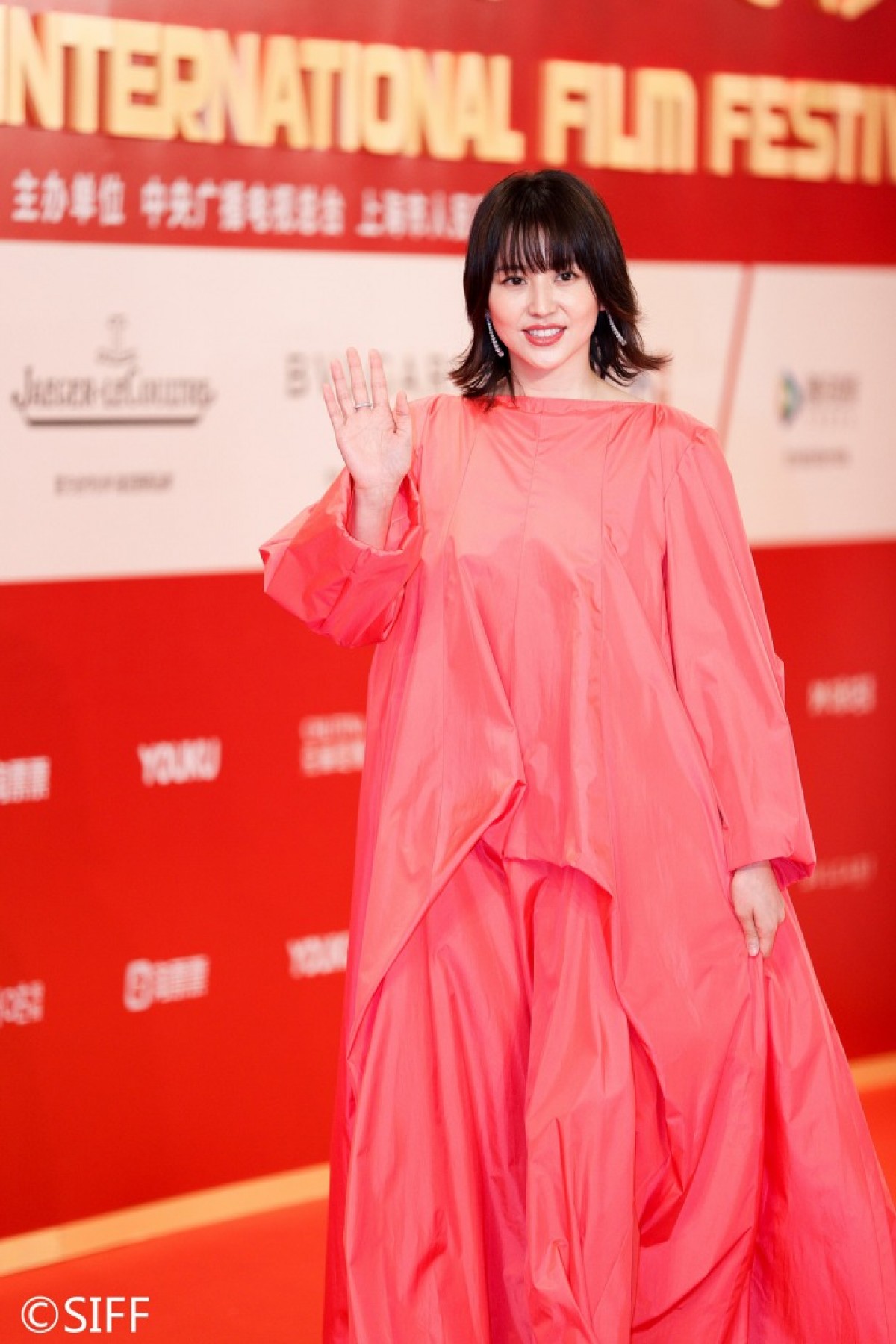 長澤まさみ、背中が開いた大胆ドレスで上海国際映画祭レッドカーペットに登場