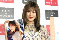 1st写真集『潜在意識』サイン本お渡し会に登場した守屋茜