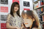 1st写真集『潜在意識』サイン本お渡し会に登場した守屋茜