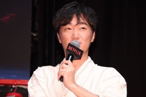 Netflix オリジナルシリーズ『ストレンジャー・シングス 未知の世界3』“夏祭り”イベントに登場した小沢一敬（スピードワゴン）