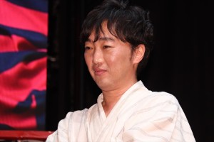 Netflix オリジナルシリーズ『ストレンジャー・シングス 未知の世界3』“夏祭り”イベントに登場した小沢一敬（スピードワゴン）