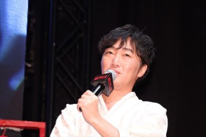 Netflix オリジナルシリーズ『ストレンジャー・シングス 未知の世界3』“夏祭り”イベントに登場した小沢一敬（スピードワゴン）