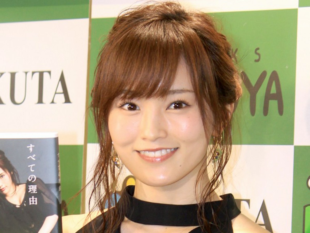 山本彩、は虫類と笑顔で戯れファンびっくり　でも「虫は無理」