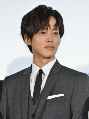 松坂桃李、『新聞記者』公開記念舞台挨拶に登場