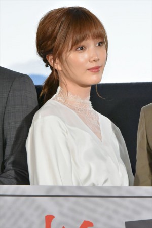 本田翼、『新聞記者』公開記念舞台挨拶に登場