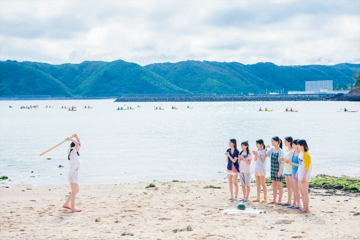 日向坂46、初のグループ写真集発売決定　沖縄旅行でランジェリー撮影も