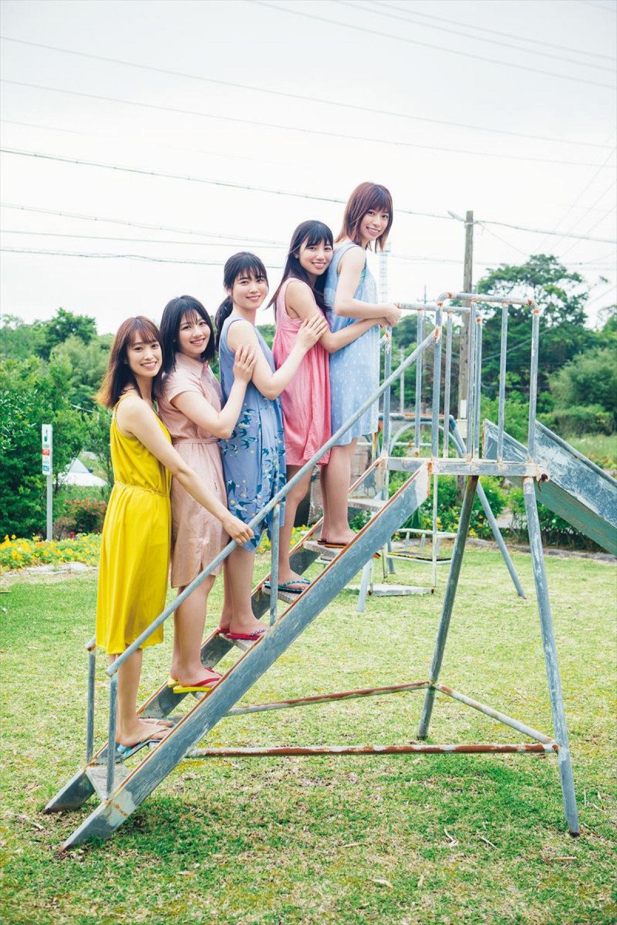 日向坂46、初のグループ写真集発売決定　沖縄旅行でランジェリー撮影も
