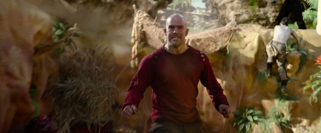 映画『アイアン・スカイ/第三帝国の逆襲』で恐竜と素手で闘うキット・デイル