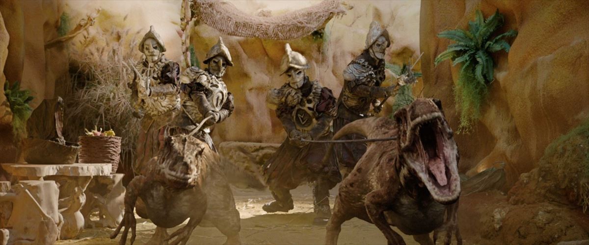 恐竜と素手で戦う！ “霊長類最強”スキンヘッド現る『アイアン・スカイ』本編
