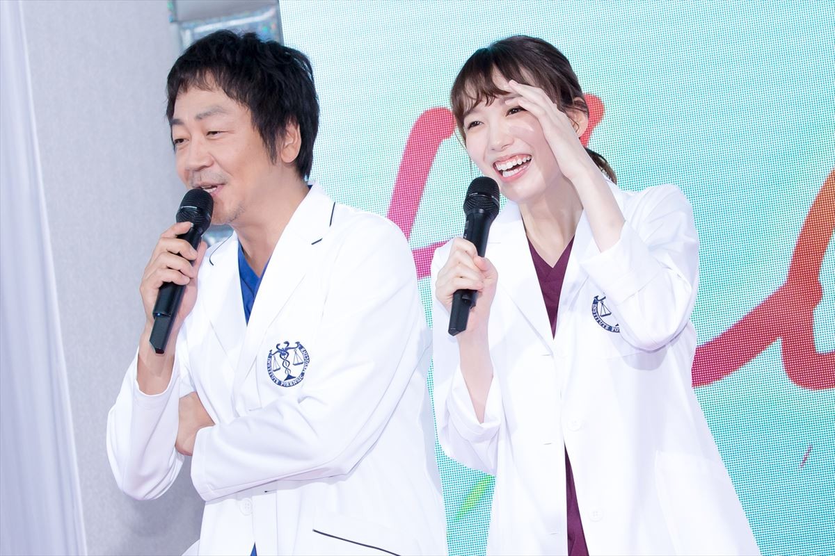 (左から)大森南朋と飯豊まりえ、木曜ドラマ『サイン -法医学者 柚木貴志の事件-』制作発表記者会見に出席