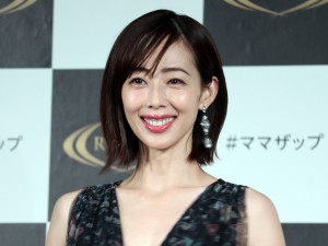 ライザップ新CM発表会に登場した井上和香
