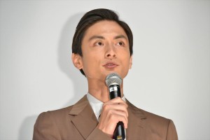 『アンダー・ユア・ベッド』舞台挨拶付き完成披露上映会に登場した高良健吾