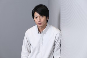 舞台『美しく青く』に主演する向井理