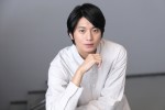 舞台『美しく青く』に主演する向井理