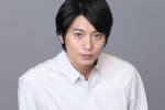 舞台『美しく青く』に主演する向井理