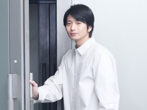 舞台『美しく青く』に主演する向井理