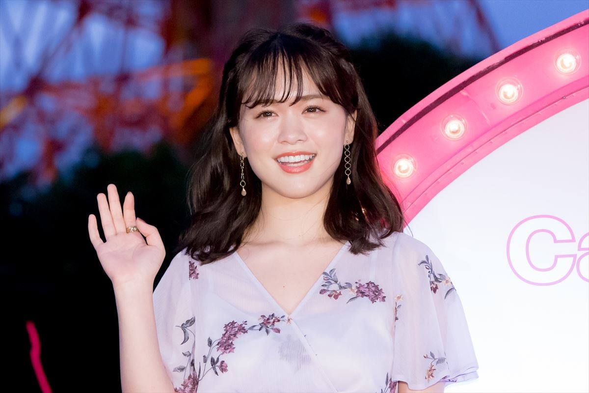 ゆうこす＆菜波、水着美女100名とプール開き 「もっとモテたい」野望語る