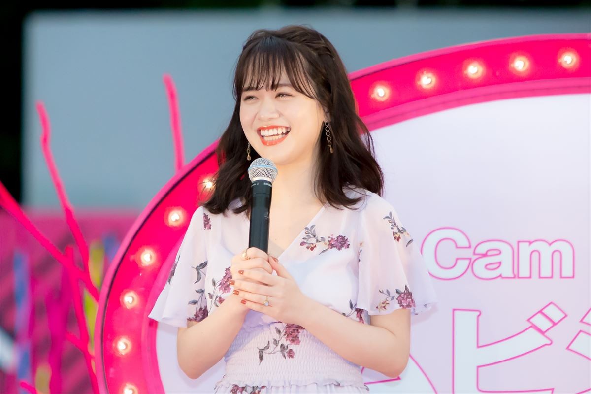 ゆうこす＆菜波、水着美女100名とプール開き 「もっとモテたい」野望語る