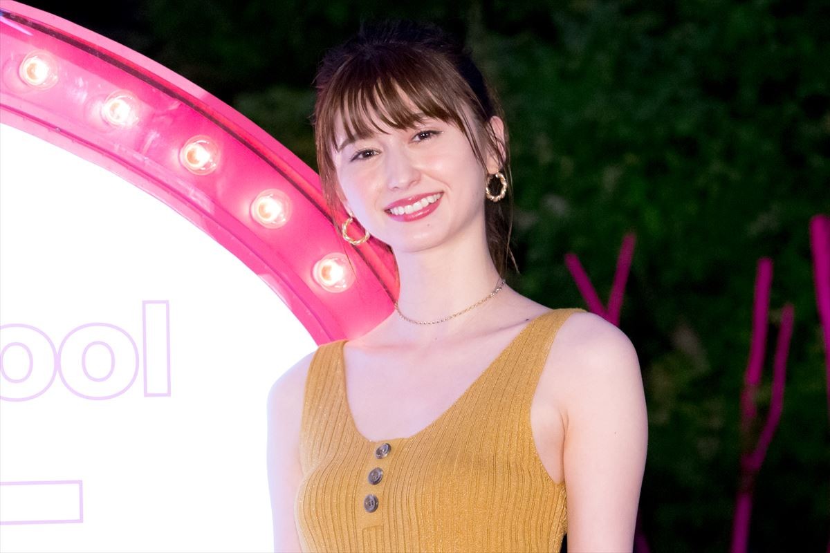 ゆうこす＆菜波、水着美女100名とプール開き 「もっとモテたい」野望語る