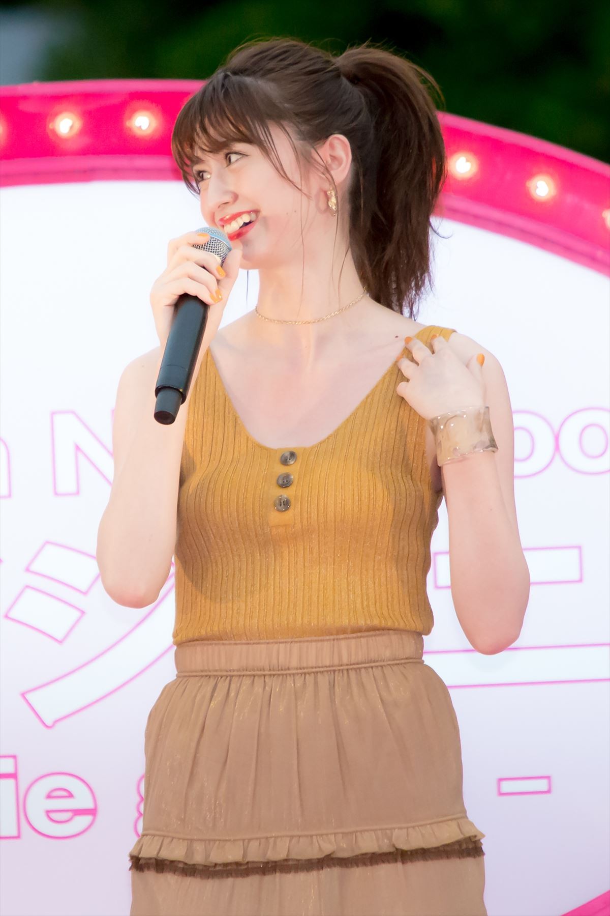 ゆうこす＆菜波、水着美女100名とプール開き 「もっとモテたい」野望語る