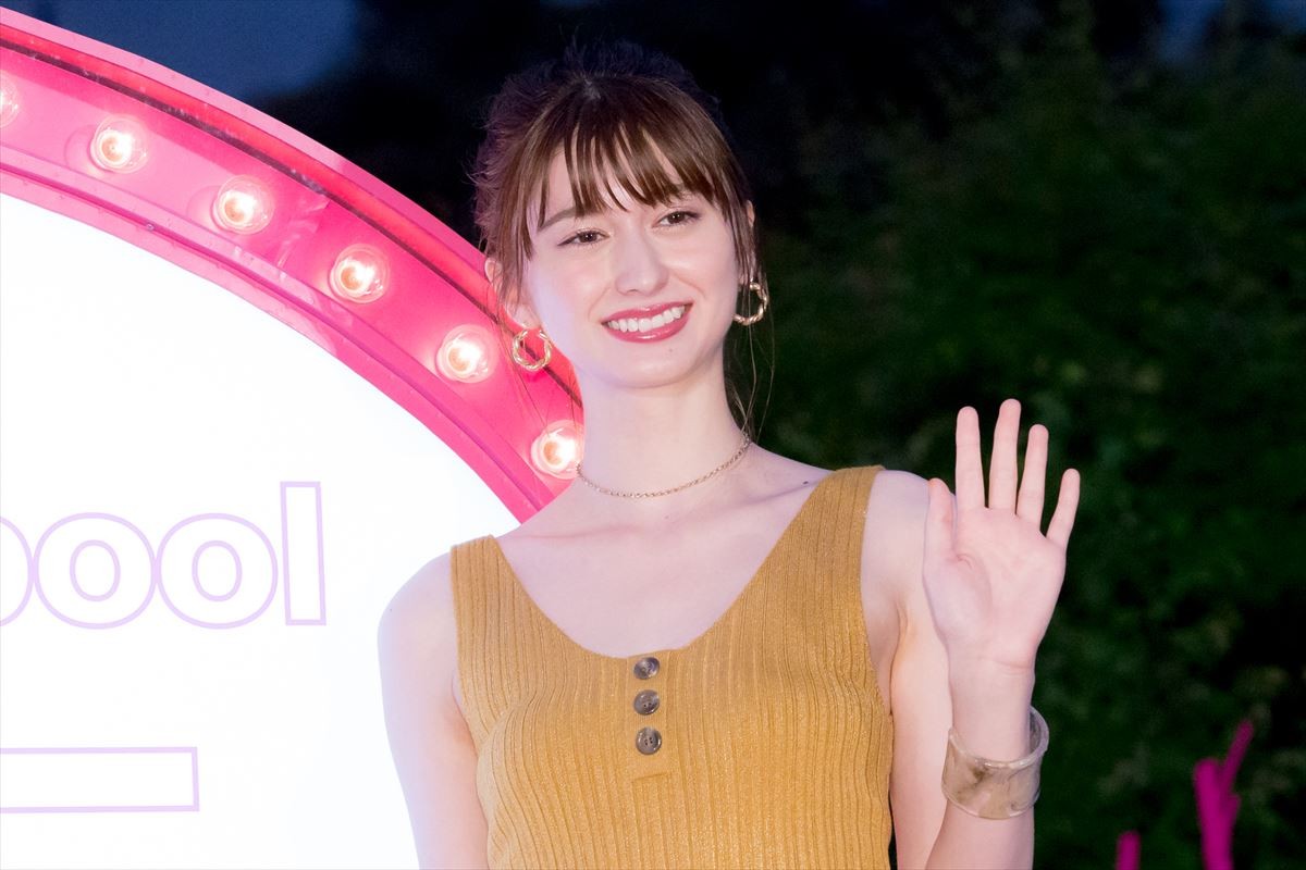 ゆうこす＆菜波、水着美女100名とプール開き 「もっとモテたい」野望語る