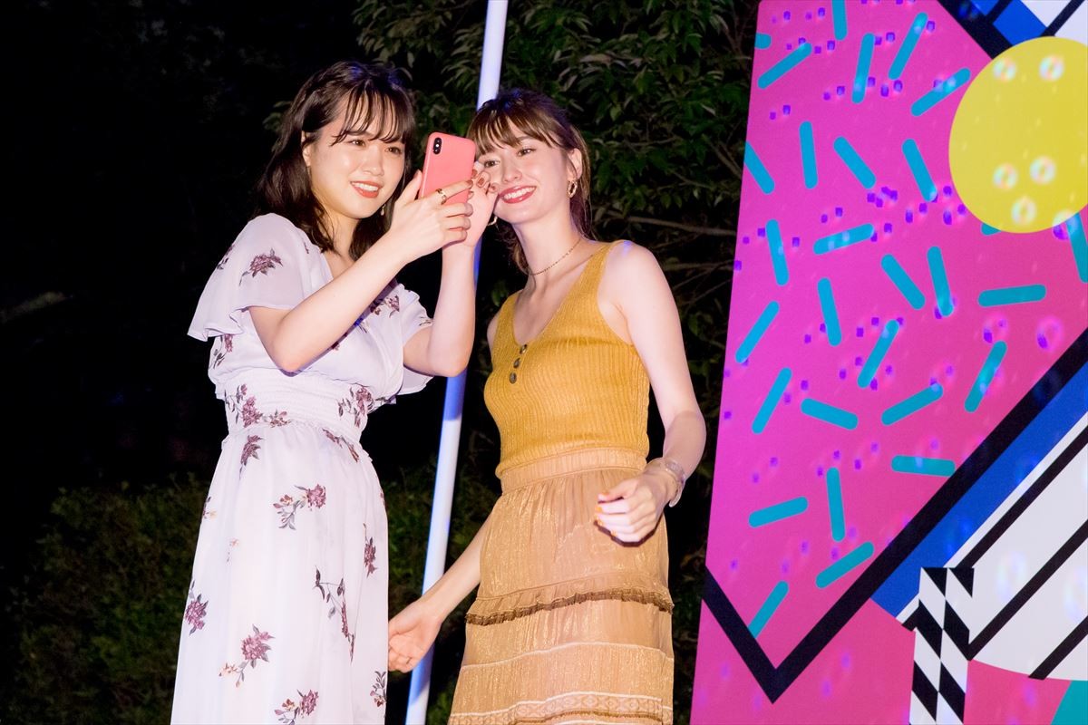 ゆうこす＆菜波、水着美女100名とプール開き 「もっとモテたい」野望語る