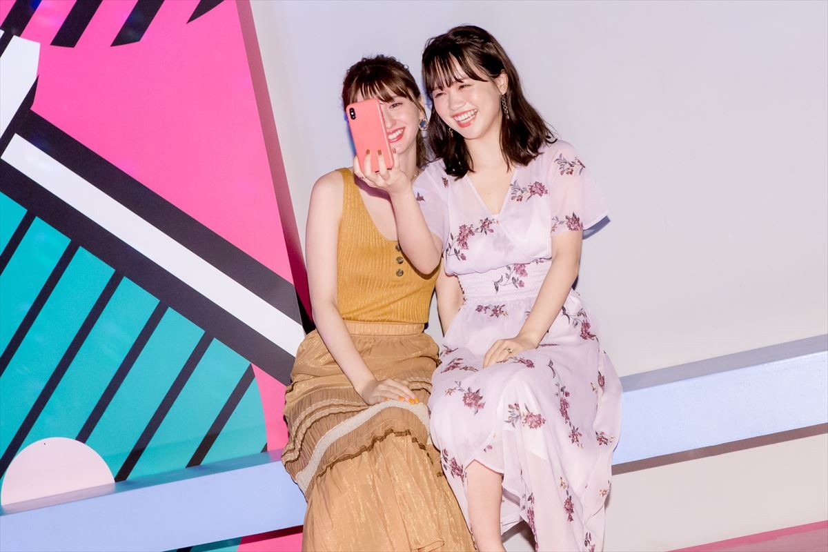 ゆうこす＆菜波、水着美女100名とプール開き 「もっとモテたい」野望語る
