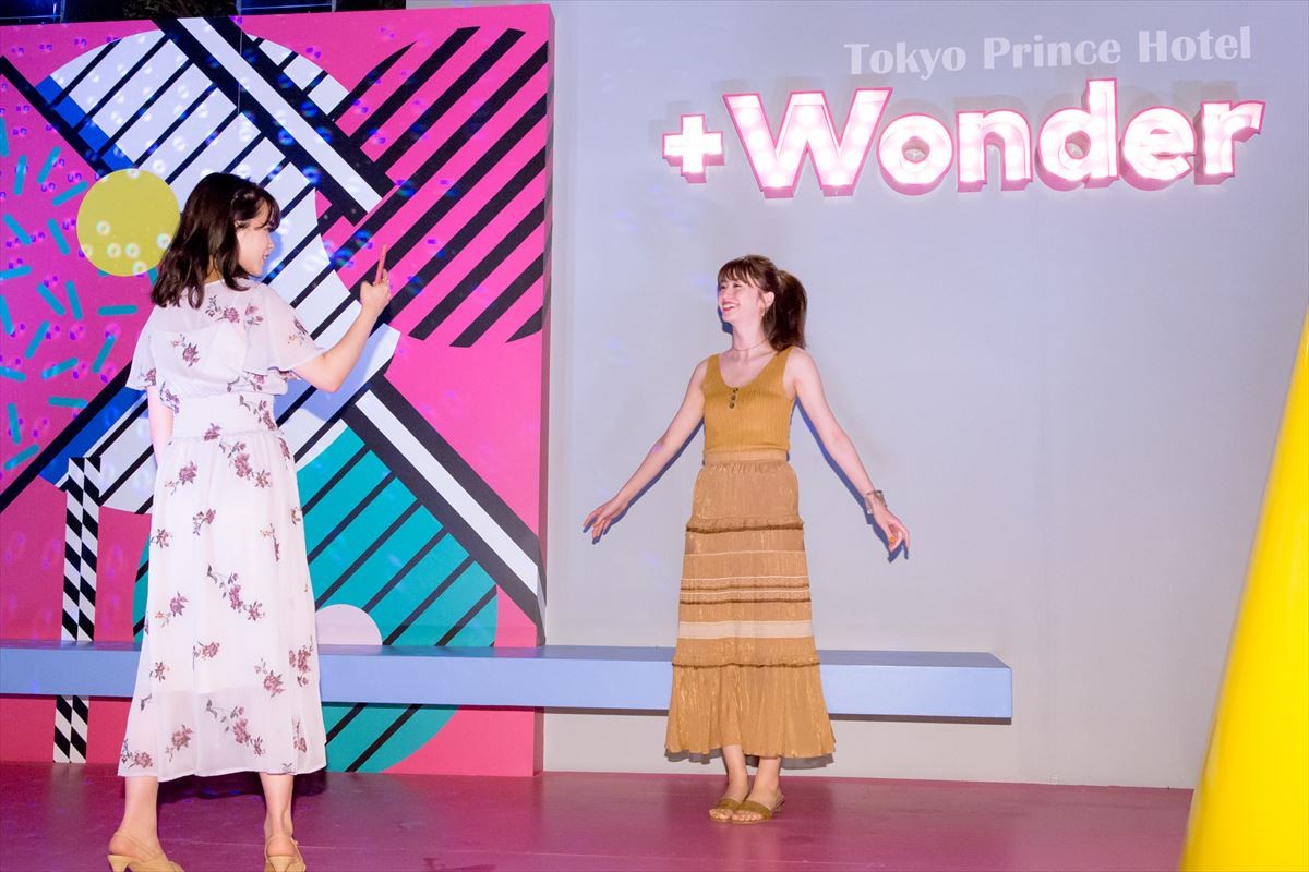 ゆうこす＆菜波、水着美女100名とプール開き 「もっとモテたい」野望語る