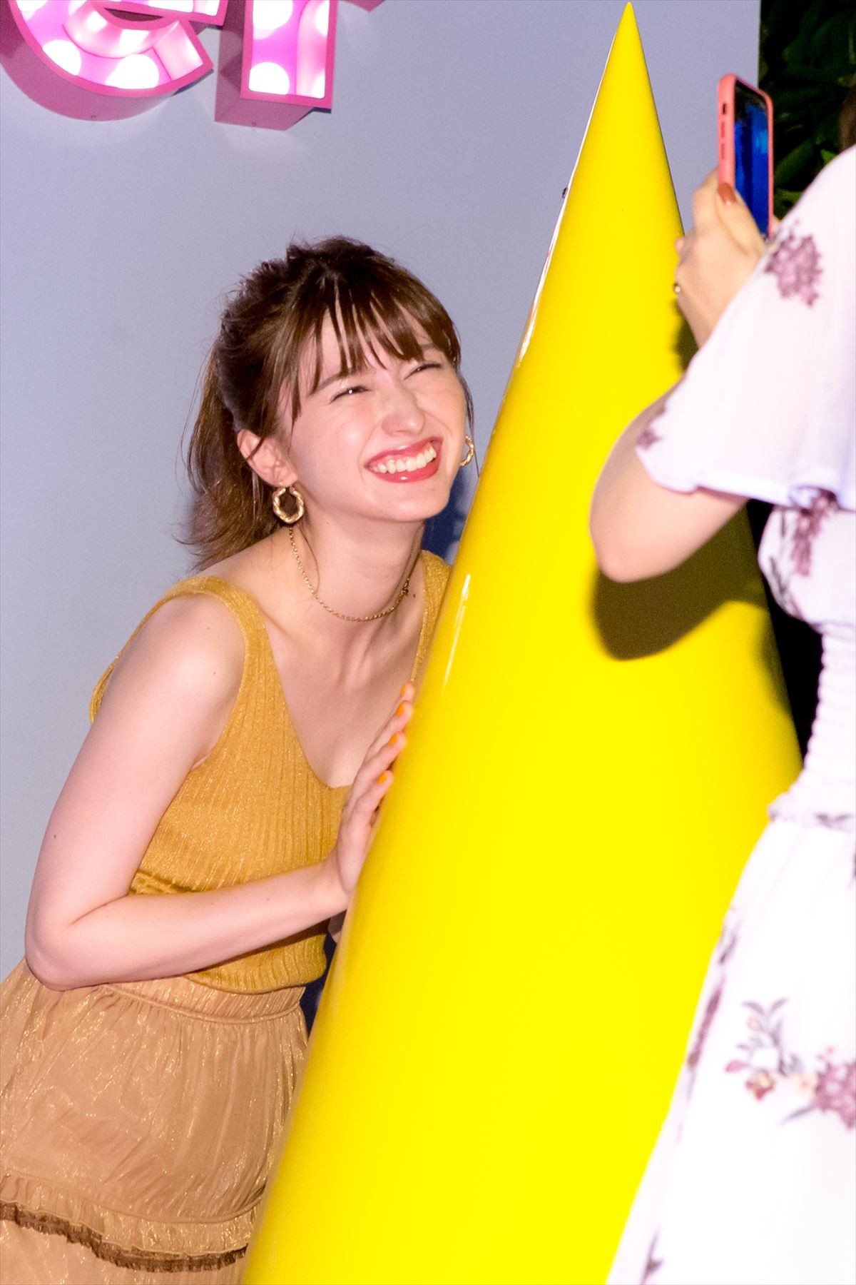ゆうこす＆菜波、水着美女100名とプール開き 「もっとモテたい」野望語る