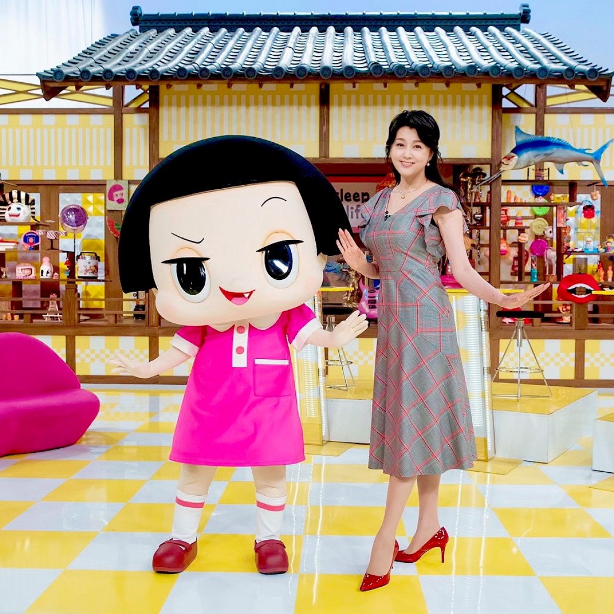 ドラマ10『これは経費で落ちません!』に出演する藤原紀香とチコちゃん