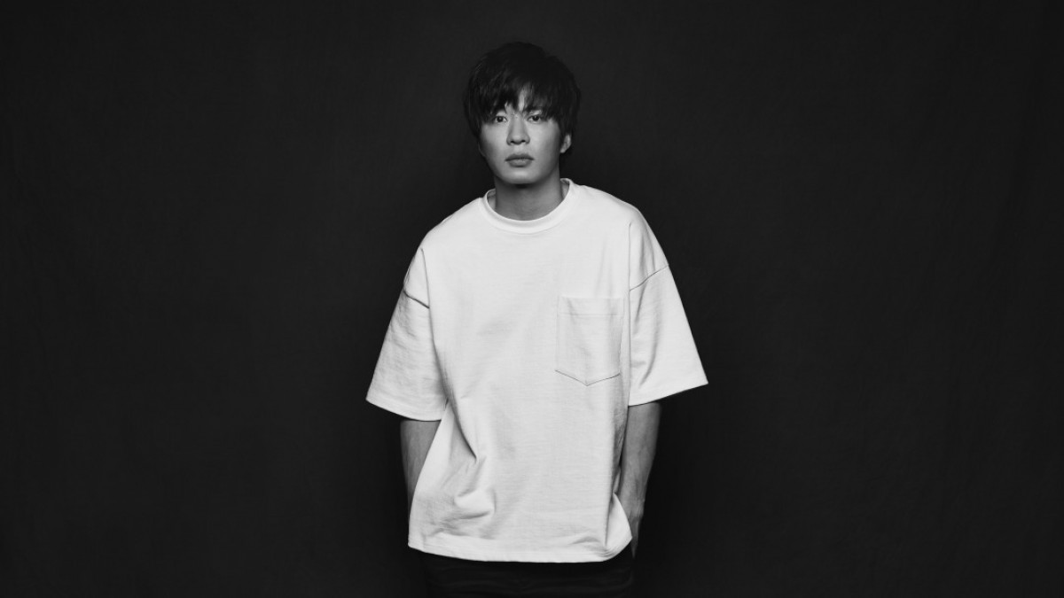 日曜ドラマ『あなたの番です‐反撃編‐』で主題歌を担当する手塚翔太(田中圭)