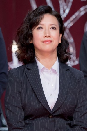 土曜ドラマ9『W県警の悲劇』記者会見に登場した戸田菜穂