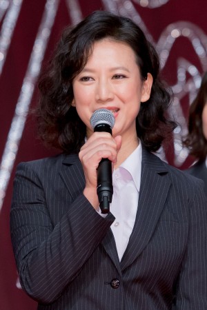 土曜ドラマ9『W県警の悲劇』記者会見に登場した戸田菜穂