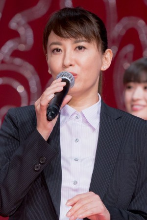 土曜ドラマ9『W県警の悲劇』記者会見に登場した鈴木砂羽