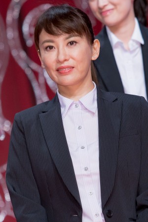 土曜ドラマ9『W県警の悲劇』記者会見に登場した鈴木砂羽